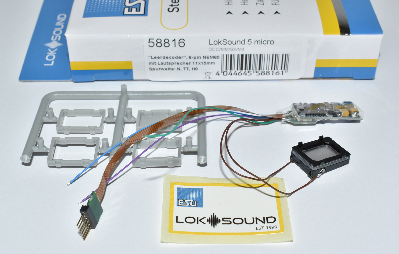 Artikel Bild: ESU 58816 LokSound V5 micro Sounddecoder DCC/Mot/M4 mit Wunschsound 6pol.