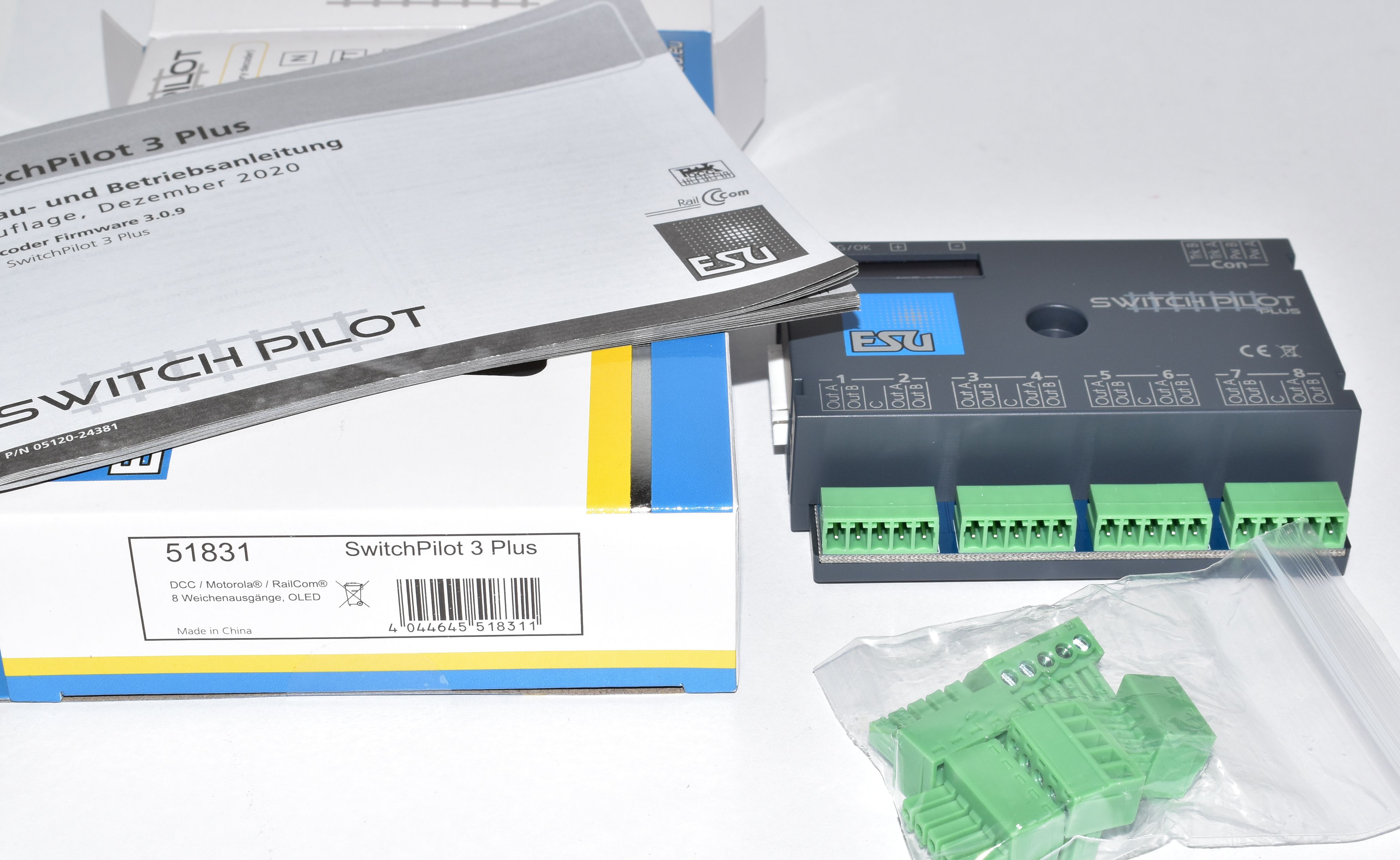 Artikel Bild: ESU 51831 SwitchPilot 3.0 Plus  8 fach Decoder OLED K83 (51820)